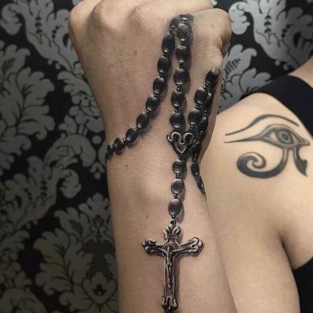 El significado detrás de un tatuaje de rosario en la mano - [2023 ]